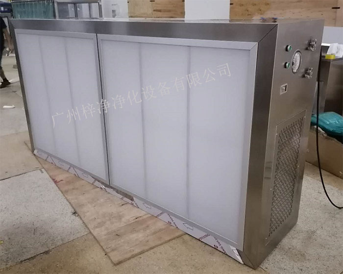 潔凈層流罩它主要由箱體、風(fēng)機(jī)、初效空氣過(guò)濾器、高效空氣過(guò)濾器、阻尼層、燈具等組成。 潔凈層流罩它主要由箱體、風(fēng)機(jī)、初效空氣過(guò)濾器、高效空氣過(guò)濾器、阻尼層、燈具等組成。