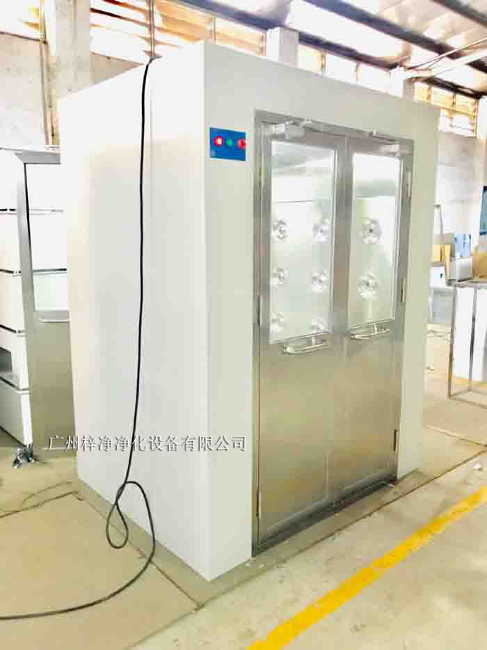 烤漆風淋室采用冷軋鋼板作為基材，表面經過烤漆處理。