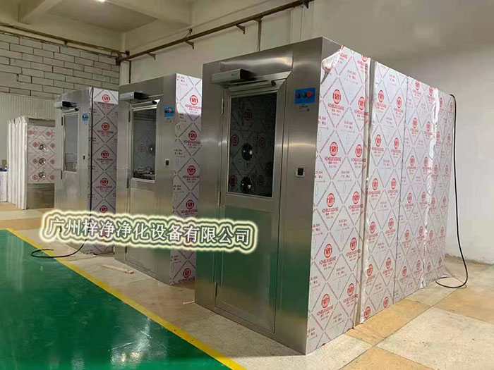 風淋室通過高速氣流將塵埃吹離工作人員的衣物和頭發(fā),有效降低了進入潔凈室內的塵埃量,從而維護了潔凈室內的空氣質量。 風淋室通過高速氣流將塵埃吹離工作人員的衣物和頭發(fā),有效降低了進入潔凈室內的塵埃量,從而維護了潔凈室內的空氣質量。