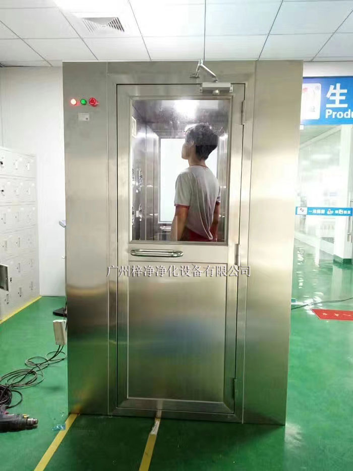 風淋室正確使用對于確保潔凈室的環(huán)境質量和產(chǎn)品安全至關重要。 風淋室正確使用對于確保潔凈室的環(huán)境質量和產(chǎn)品安全至關重要。