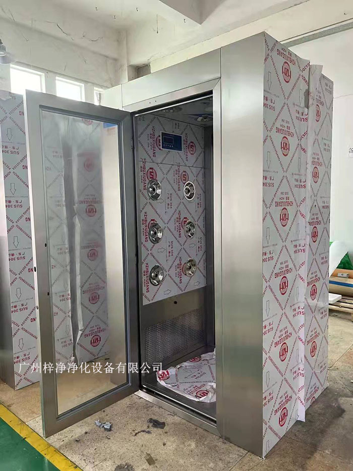 風(fēng)淋室可以幫助人員快速去除外層服裝上的塵埃 風(fēng)淋室可以幫助人員快速去除外層服裝上的塵埃