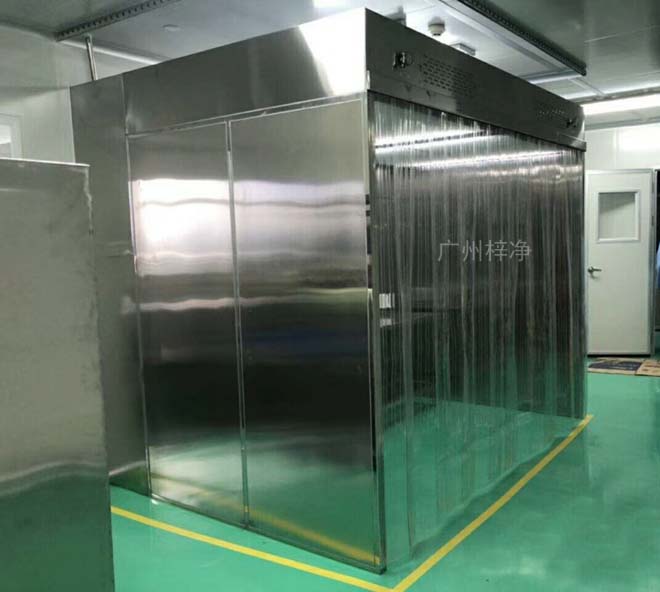 負壓稱量罩內(nèi)空氣經(jīng)初效過濾器、由離心風機壓入靜壓箱,在經(jīng)高效過濾器后從氣流擴散送風單元出風面吹出,潔凈空氣以均勻的斷面風速流經(jīng)工作區(qū),從而形成高潔凈的工作環(huán)境。 負壓稱量罩內(nèi)空氣經(jīng)初效過濾器、由離心風機壓入靜壓箱,在經(jīng)高效過濾器后從氣流擴散送風單元出風面吹出,潔凈空氣以均勻的斷面風速流經(jīng)工作區(qū),從而形成高潔凈的工作環(huán)境。