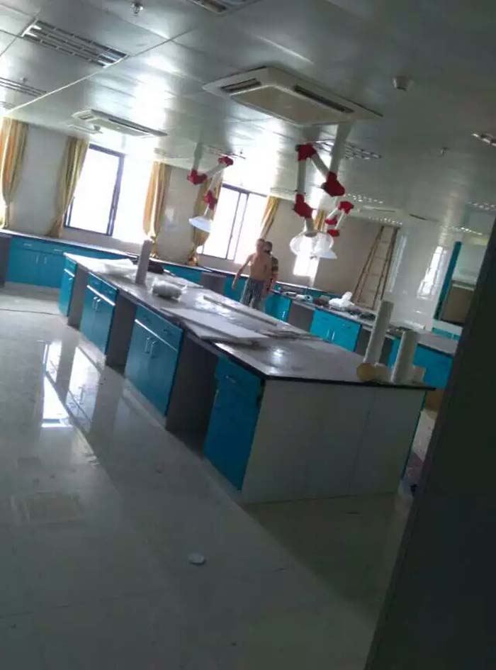 實(shí)驗(yàn)臺(tái)應(yīng)安裝在穩(wěn)固的支撐結(jié)構(gòu)上，確保實(shí)驗(yàn)臺(tái)在使用過程中的穩(wěn)定性。