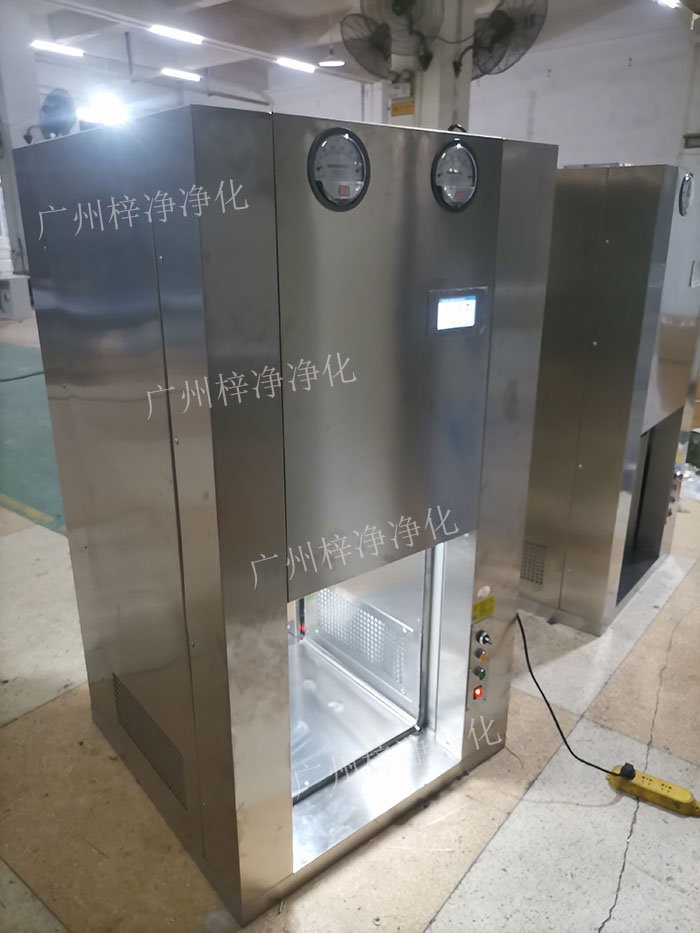 機器人機械臂傳遞窗是通過高精度的傳感器，實現機器人與傳遞窗的精準對接。