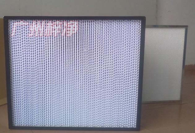 HS有隔板高效過(guò)濾器 HS有隔板高效過(guò)濾器可廣泛用于光學(xué)電子、LCD液晶制造,生物醫(yī)藥、精密儀器、飲料食品,PCB印刷等行業(yè)無(wú)塵凈化車間的空調(diào)末端送風(fēng)處。